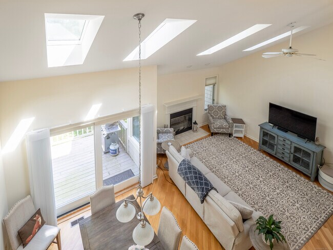 Building Photo - 12 Boulevard Dr