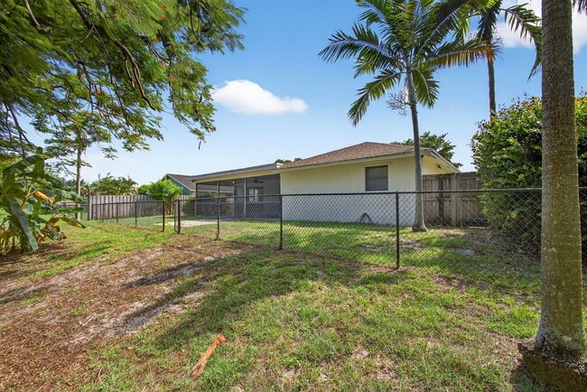 Building Photo - 1202 Essex Dr