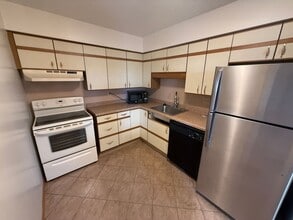 Building Photo - Condo DT Saint Paul 2 Bedroom 2 Bath-Enjoy sitting on a patio and enjoy the views