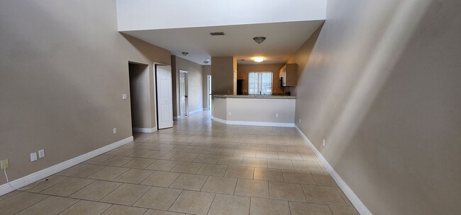 Building Photo - 3 Bedroom 2 Bath Lakefront Townhouse
