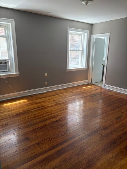 Building Photo - 8120 S Ellis Ave