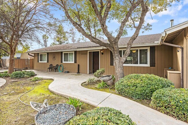 Building Photo - Madera Ranchos Home, 3BR/2BA, Built 1986 -...