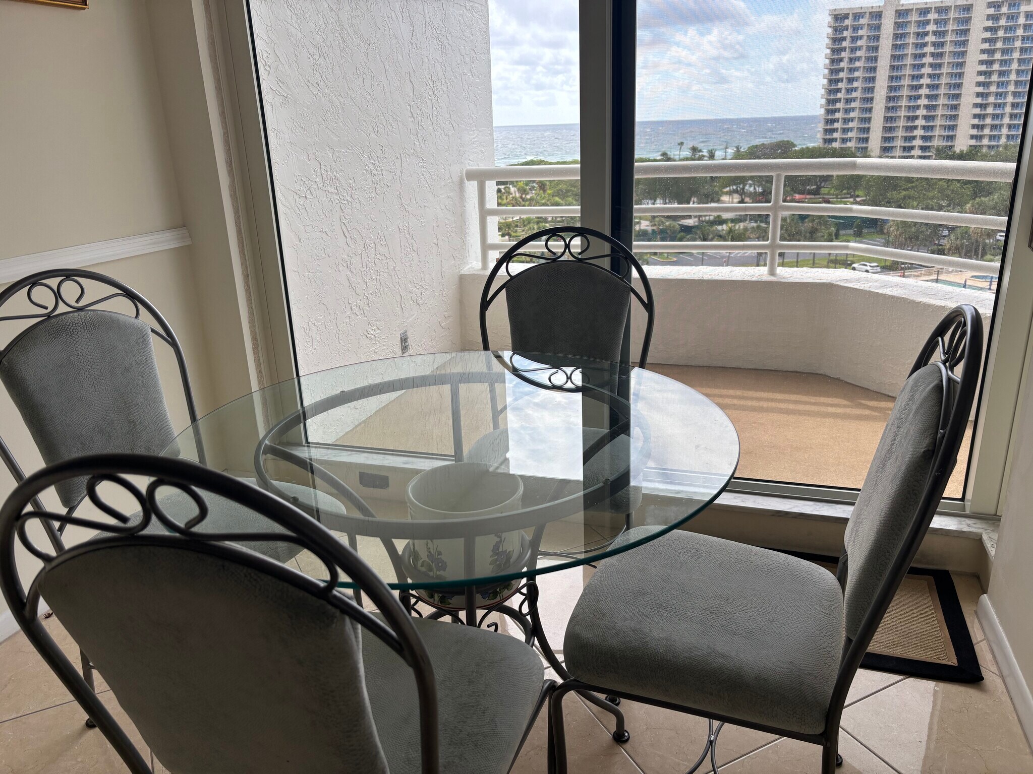 eat in kitchen with view of ocean - 4201 N Ocean Blvd