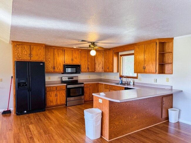 Building Photo - Newly repainted 3-bedroom, 2-bath home