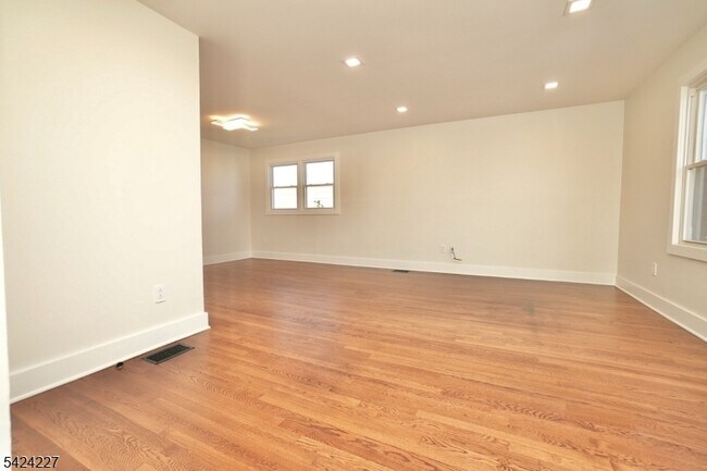 Building Photo - 25 Sanford Ave