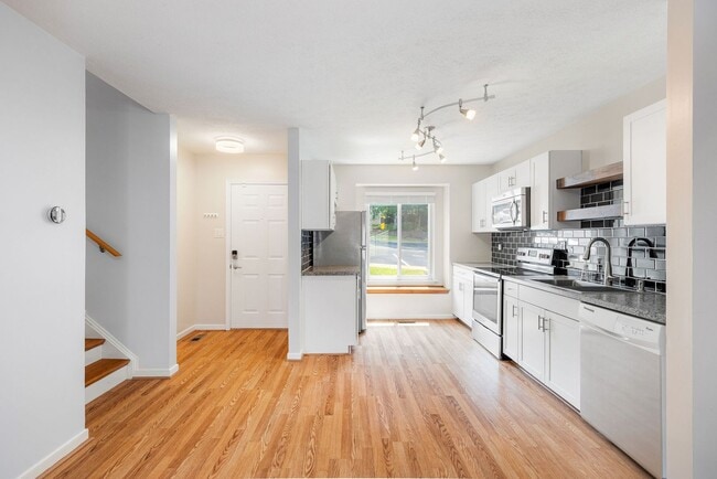 Building Photo - Charming 2 Bedroom/1 Bath Townhome in Henrico ***Available Early September***