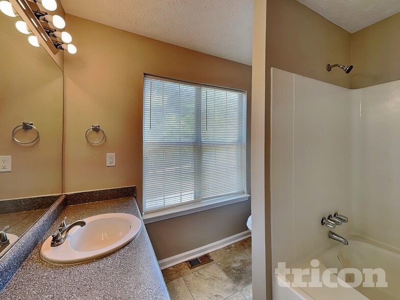 Building Photo - 1330 Ling Dr
