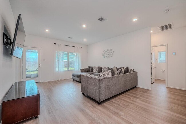 Building Photo - 23635 Camellia Birch Ct