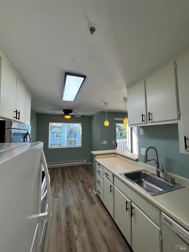 Building Photo - 511 Lighthouse Dr