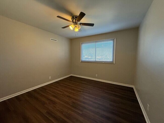 Building Photo - 2 Bedroom Unit was recently renovated.  Live walking distance from the downtown square or steps f...
