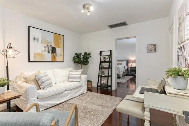 Building Photo - 4014 W Palmira Ave