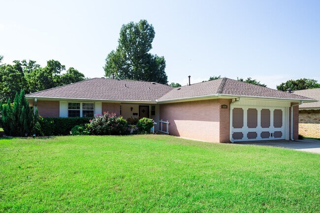 Building Photo - Beautiful home in Lake Park addition in Be...