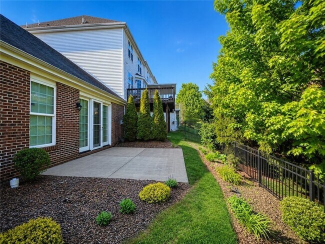 Building Photo - 819 Strasburg Dr