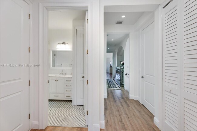 Building Photo - 6222 Paradise Point Dr