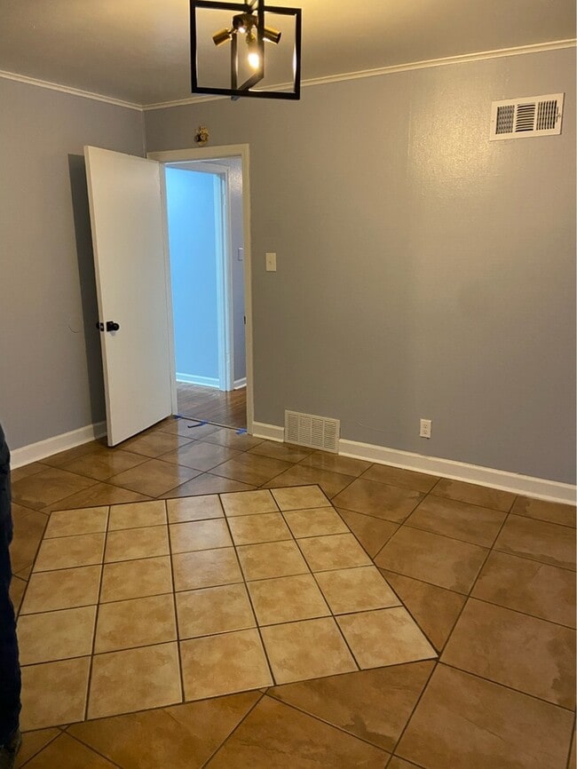 Building Photo - Clean Three Bedroom/One Bath