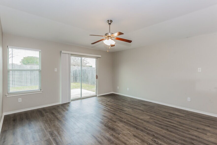 Building Photo - 3301 Royal Crest Dr
