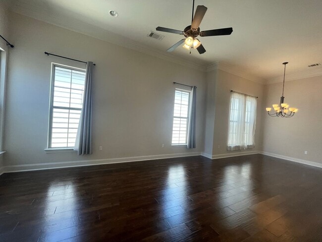 Building Photo - 3 Bedroom House off Nicholson with Community Pool