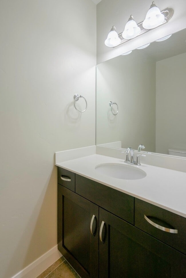 Building Photo - 3 Bedroom Townhome in Hidden Valley with C...