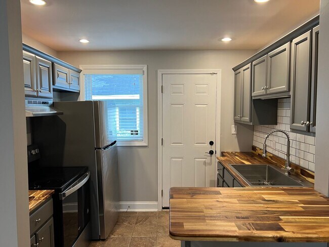 Building Photo - Cozy East Nashville Home!