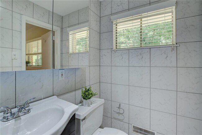 Building Photo - 1112 Franklin Cir NE