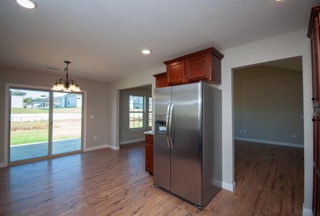 Kitchen and dining - 721 Promenade Dr