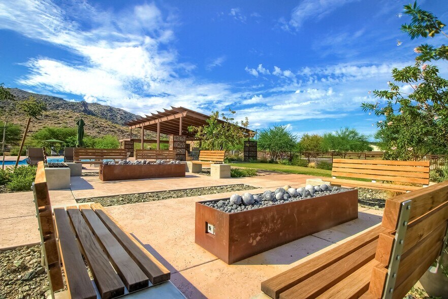 Building Photo - 1005 E Paseo Way