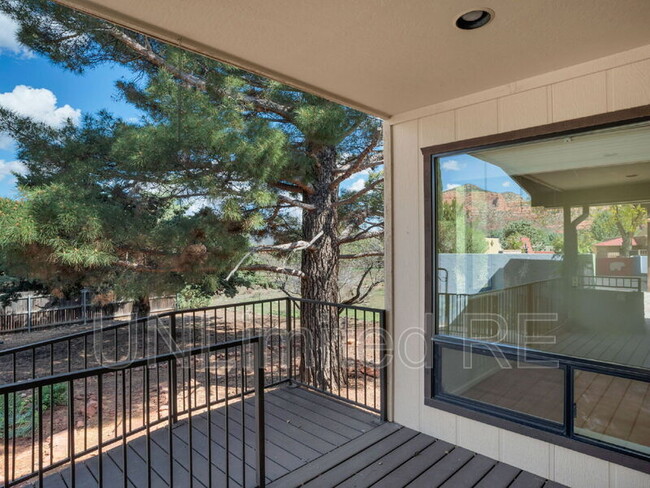 Building Photo - 490 Deer Pass Dr