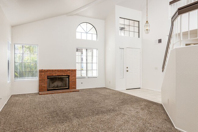 Building Photo - Lovely 4 bedroom Oceanside home!