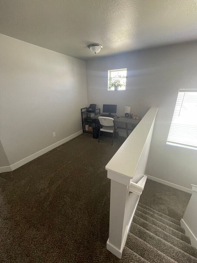 Building Photo - Newer Santaquin Townhome