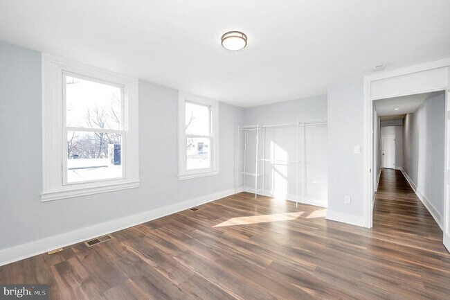 Building Photo - 230 S Market St