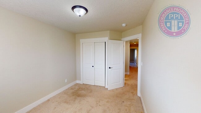 Building Photo - Desirable Bethany Location, Spacious & Sty...