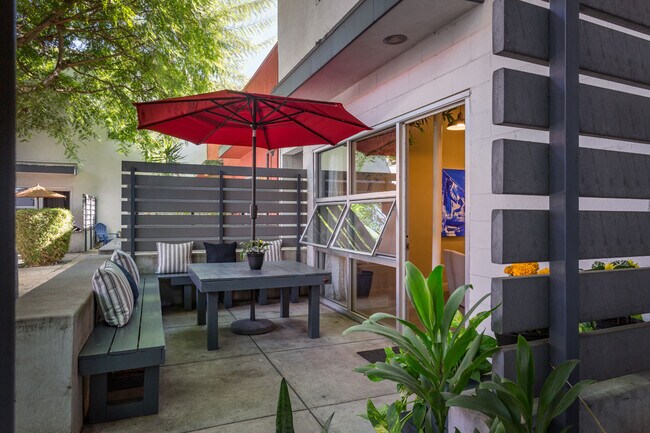 private patio - 827 Pine Ave