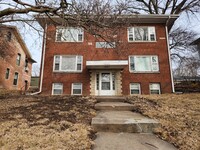 Building Photo - 1324 E 10th St