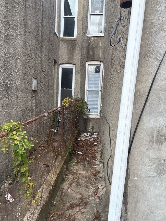 Building Photo - 1633 Westwood Ave