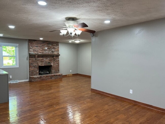 Building Photo - Recently Remodeled 3 Bed / 2 Bath near Mercy Hospital