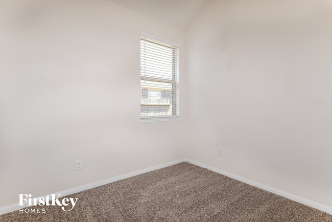 Building Photo - 15149 Meadow Glen S