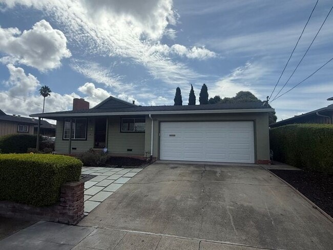 Primary Photo - Charming 3 bedroom 2 bath home