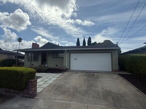 Building Photo - Charming 3 bedroom 2 bath home