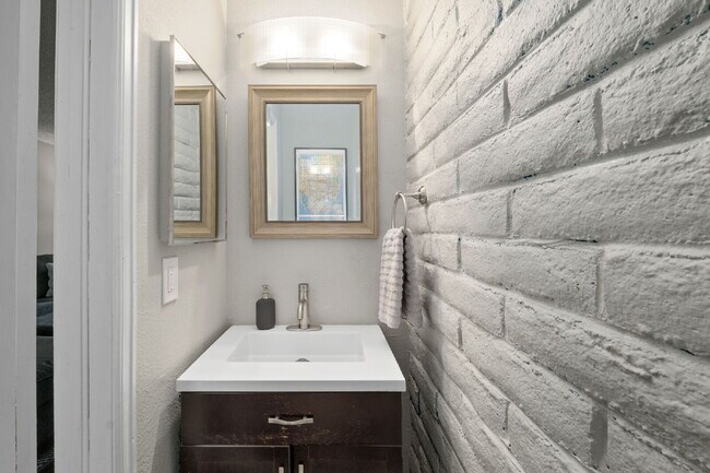 Building Photo - Great 2 bed 2 bath town house centrally lo...