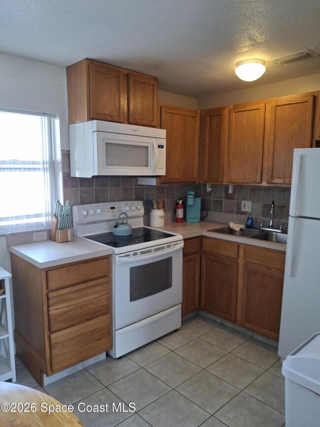 Building Photo - 7165 Ridgewood Ave