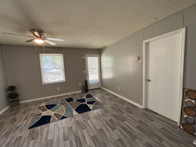 Building Photo - 390 N King St