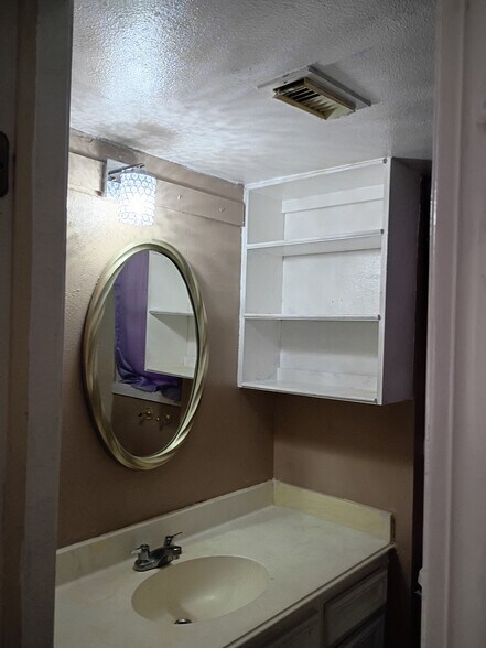 Master bath - 518 Westshire Dr