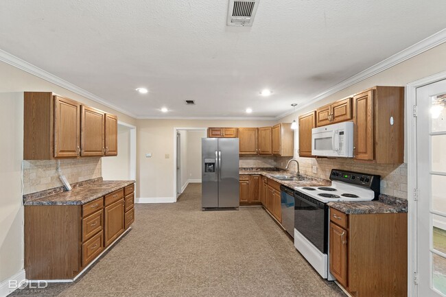 Building Photo - Check Out this 3 bed 2 bath!!