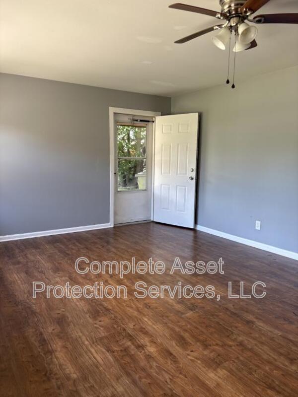 Building Photo - 910 W 56th Ave