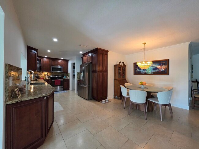 Building Photo - 435 Pine Villa Dr