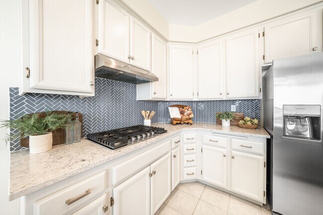 Building Photo - 4 Bedroom View Home in Emerald Heights | 3-Car Garage | Guard Gated Community
