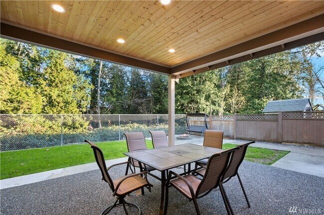 Building Photo - Beautiful 2 bed 2 bath house