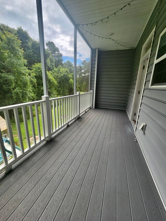 Building Photo - Well maintained end unit townhome in Grand...