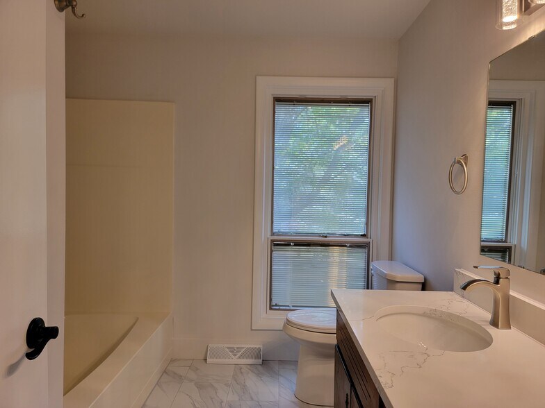 Building Photo - 541 Cloverbrook Dr