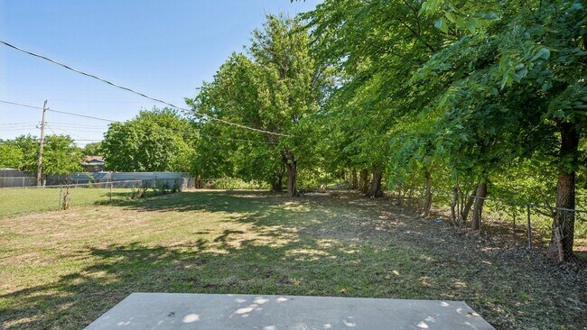 Building Photo - Charming 3 Bedroom Home +BONUS Room with Spacious Backyard